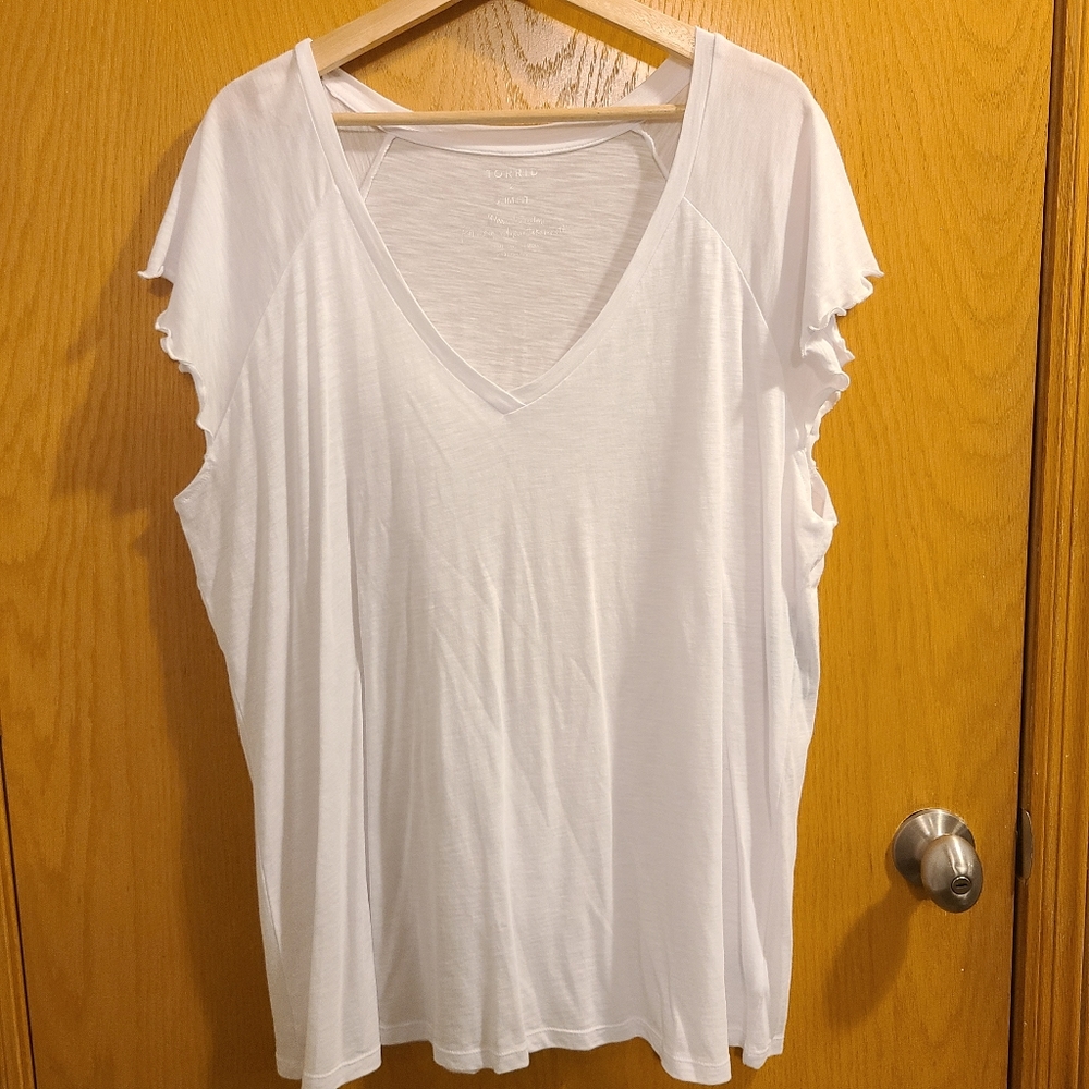 Torrid Size 2 white slim fit tee